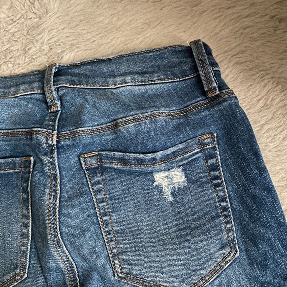 These are low rise, ripped jeans - Picture 4 of 4